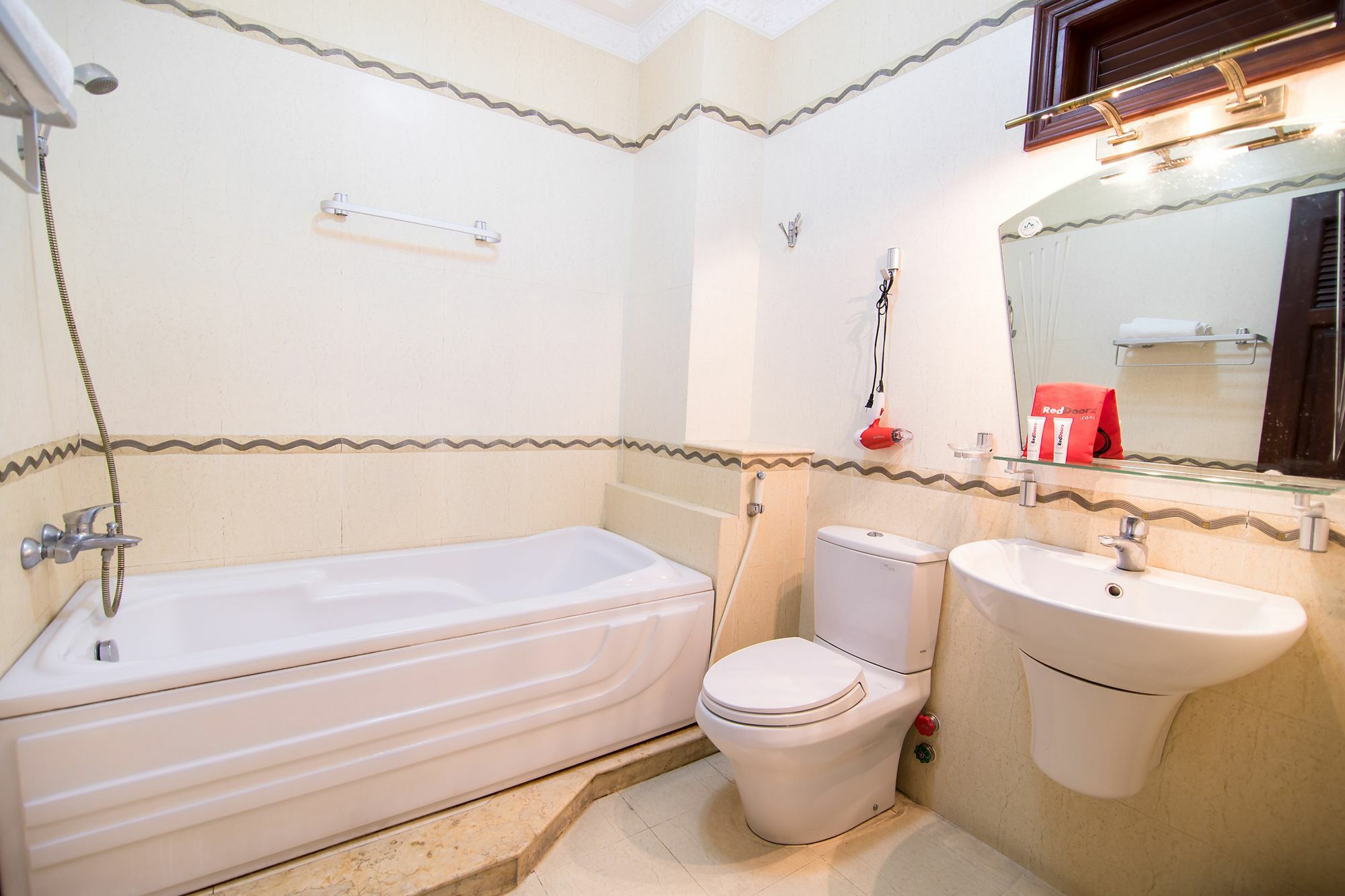 Отель Reddoorz Near Pico Plaza Cong Hoa Хошимин Экстерьер фото